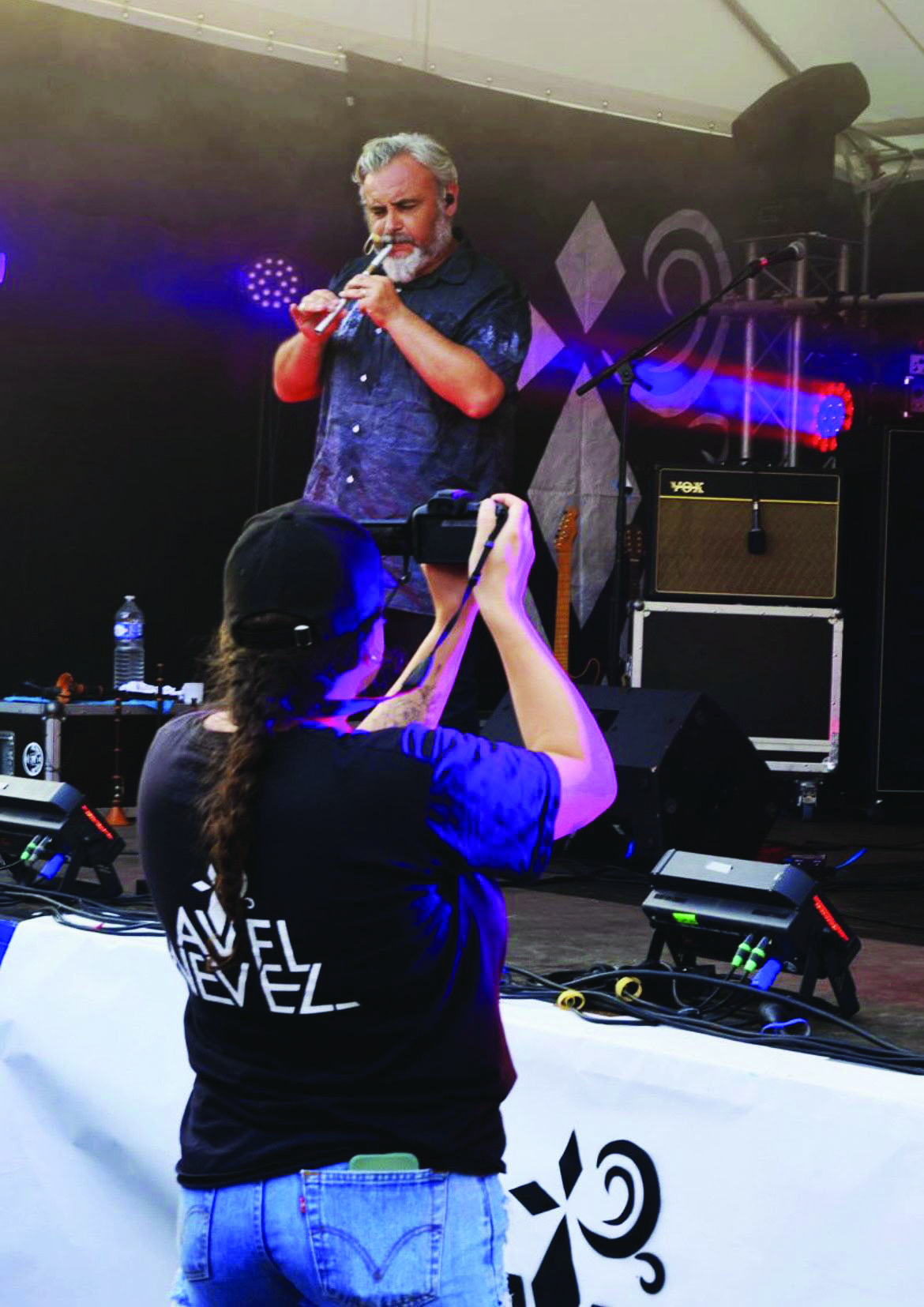 Céline, CM de Kemenn Studio en train de prendre des photos lors d'un évènement musical